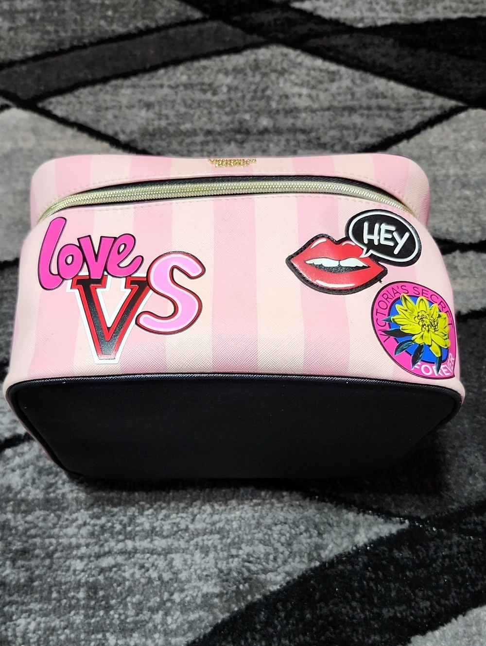 VICTORIA SECRET 2018 ICONIC STRIPED GRAFFITI-PATCH RUNWAY TRAVEL TRAIN CASE